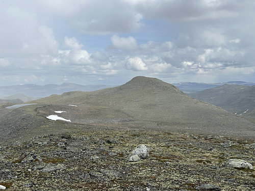 Grisungknatten sett fra Knarthøe. En del regnbyger stryker forbi på alle sider, men heldigvis var det ingen som landet i min retning.
