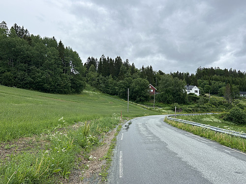Fra p-lomma ses starten av turen fremfor det røde huset