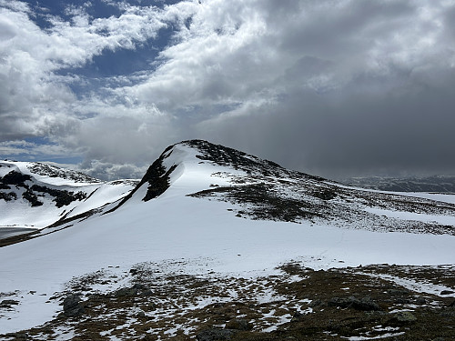 Vestre Fagerdalshøe tar seg fint ut nordfra på vei ned fra Øystre Fagerdalshøe.