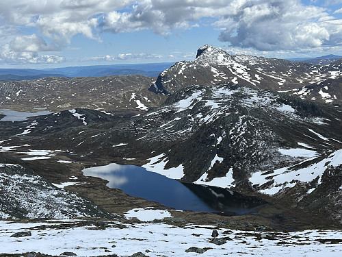 Bitihorn med Kongsliknuppen i forgrunnen sett fra vesttoppen på Vestre Fagerdalshøe