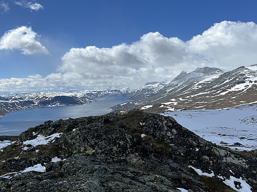 Torfinnstindene stikker frem fra skyene bak til høyre i bildet