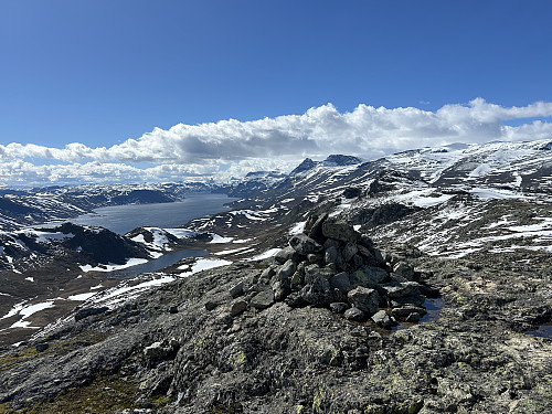 Synshorn med utsikt vestover langs Bygdin