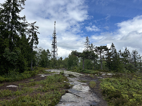 Varingskollen er gjerne finest på avstand før man kommer for nær alle installasjonene på toppen.