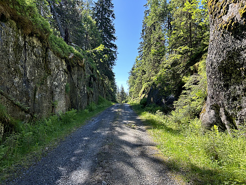 Veien passerer et lite pass like før man kommer frem til sørenden av Pershusfjellet