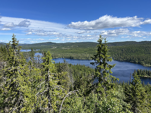 På vei opp mot Pershusfjellet kommer man til et utsiktspunkt hvor det er fin utsikt østover mot Pershusvatnet og områdene rundt.