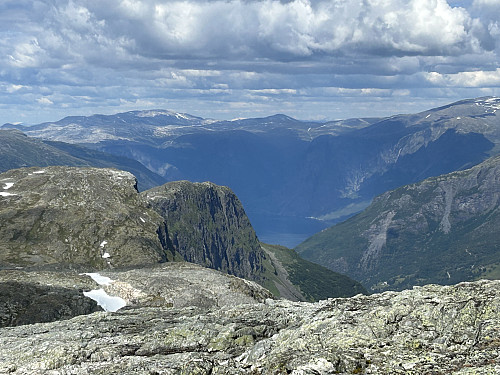 Utsikt fra Trollanuten. Den markante Vibmesnosi midt i bildet med Aurlandsfjorden bak