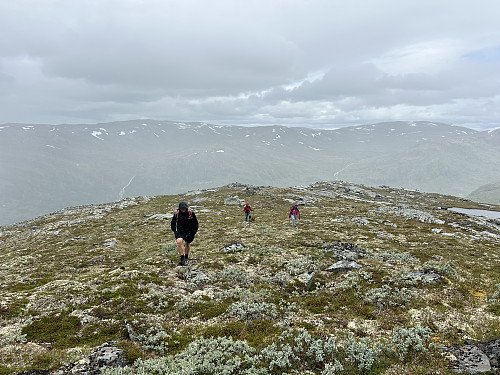 De andre ankommer Hervardseggi Øst sammen med regnværet