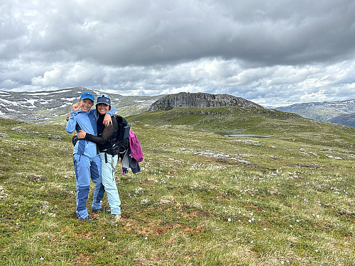Kristian og Cecilie med Magnhildnuten i bakgrunnen