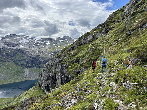 På vei opp brattlia mot Magnhildnuten. Slondalsvatnet nede til venstre