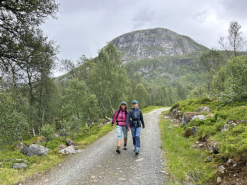 På veien ned fra Slondalen med Magnhildnuten i bakgrunnen