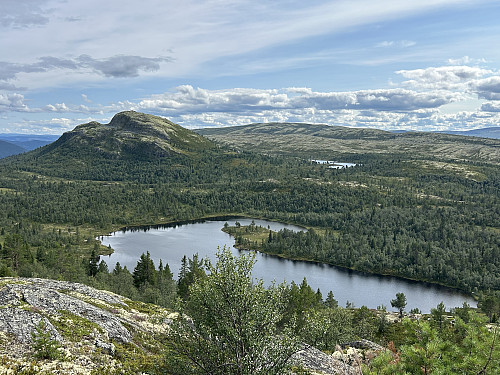 Gnedden og Olastjønne sett fra toppen av Olasvarden