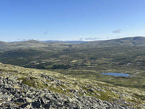 Utsikt ned til Høvringen fra fortoppen til Karihaugen