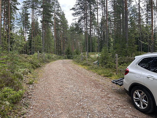 Parkering like ved bommen/gjerdet. Gjerdeklyveren er til høyre bak bilen.