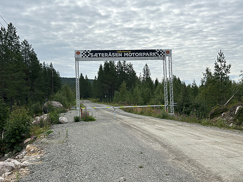 Det er god plass til å parkere langs veien ved bommen inn til motorparkområdet