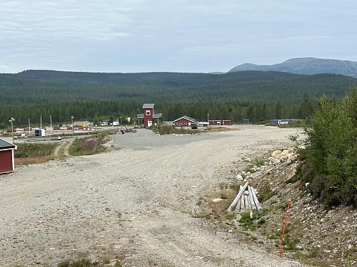 Motorparkområdet sett fra veien opp mot Sæteråsen. Trysilfjellet bak til høyre.