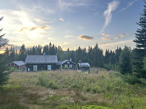 Fra denne gården begynner stien innover mot foten av Ryskåsen
