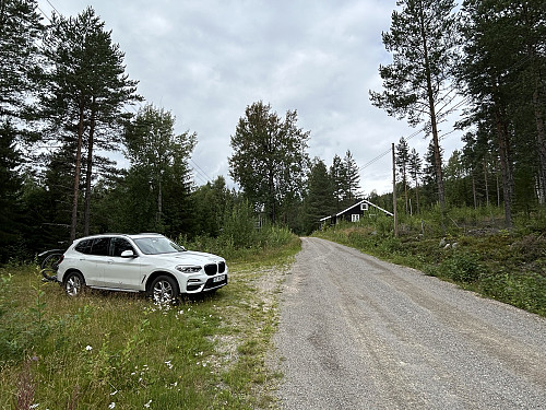 Det var flere gode parkeringsmuligheter oppe ved Bustad