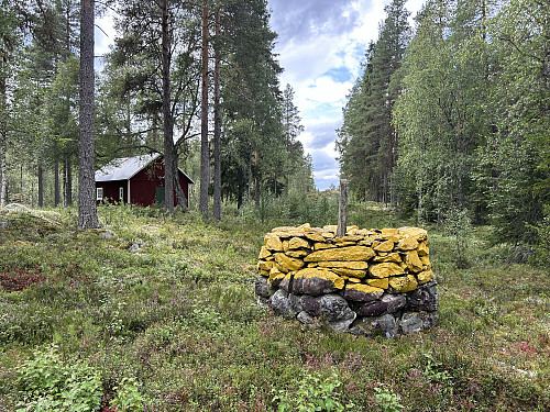 Riksrøys 119 ligger like ved ei hytte på svensk side
