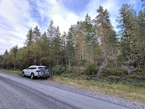 Parkering langs veien vest for toppen