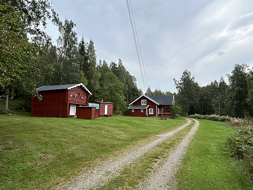 Jeg parkerte like nedenfor denne flotte gården