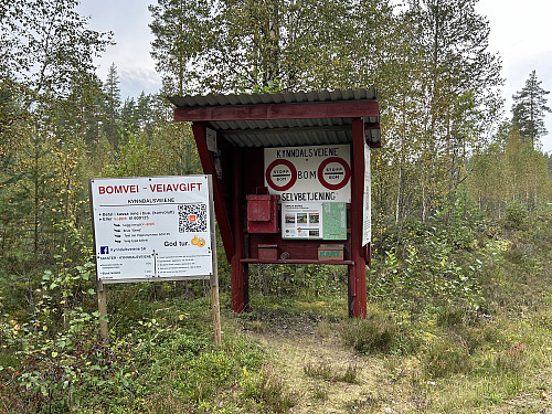 Bomvei fører inn til et godt utgangspunkt SØ for Rogberget
