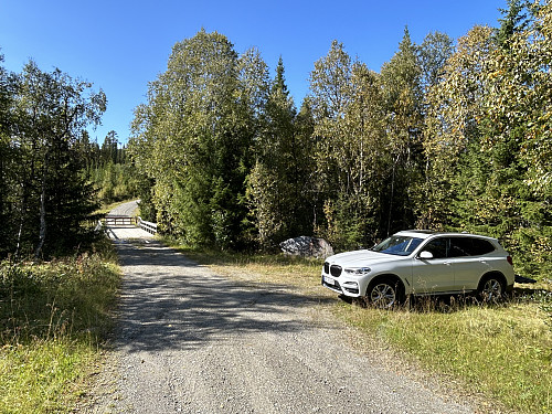 Det er en liten p-plass like ved den låste bommen