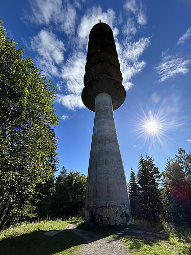 Utsiktstårnet står like ved det enorme TV-tårnet