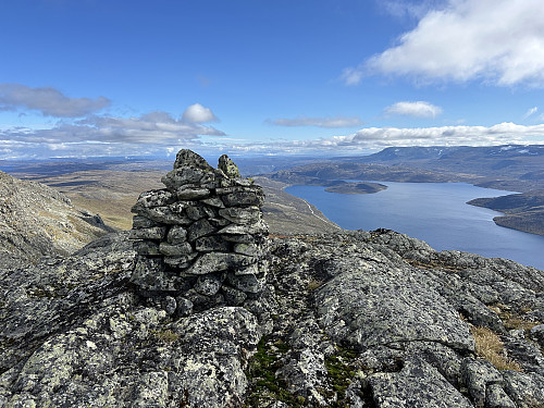 Fra Blåbergstolen er det fin utsikt over Strandavatnet og Hallingskarvet