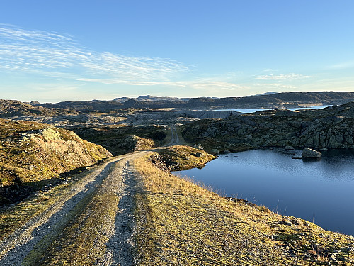 Her har jeg kommet over demningen og ser tilbake mot utgangspunktet