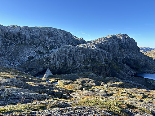 Her har jeg kommet inn på stien igjen og er snart ved demningen på Gilavatnet. Ruta videre går gjennom skaret i bildet.