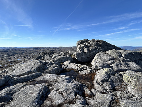 Aust for Store Blåfjellvatnet har ingen markering på toppen