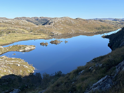 Røyrvatnet med Skogafjellet bak