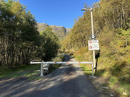 Det er greit å parkere i nærheten av bommen ved Auklend.