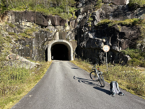 Det er ikke så ofte man får slike motiver når man skal på topptur. Tunnelen er lang nok til å bli stummende mørk, så husk hodelykt!