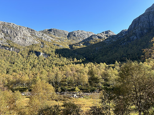 Turen videre sett fra utgangspunktet hvor jeg satte fra meg sykkelen. Jeg fulgte opp lia til venstre for den markerte bekken midt i bildet og inn bak den skrå ryggen med sol på.