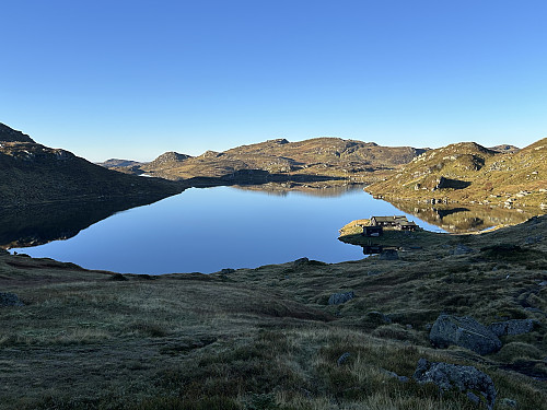 Den merkede stien går på østsiden av Øyuvsvatnet. Øyuvsbu ligger idyllisk til på holmen nærmest og er en lett tilgjengelig hytte.
