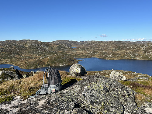 Sør for Sandvatnet med utsikt mot Sandvatnet i forgrunnen og Øyuvsvatnet bak i midten