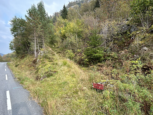 Omtrent hundre meter fra parkeringslomma går stien opp mot toppene