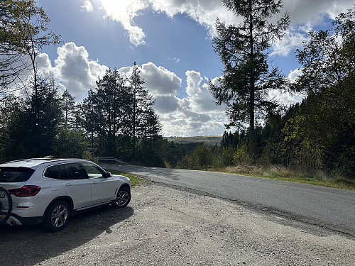 Starten av turen gikk ned veien rett på andre siden av parkeringsplassen