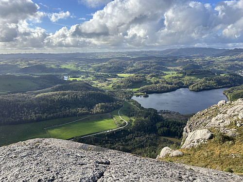 Utsikt ned mot vannet Berse i nordvestlig retning.