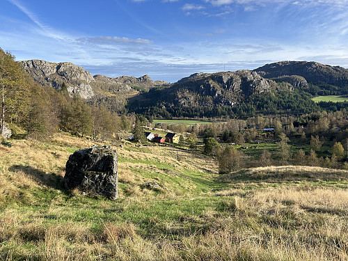 På vei ned mot den nedlagte gården øst i Eigelandsdalen