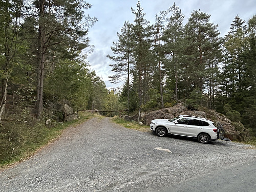 Det er plass til en bil eller to ved bommen
