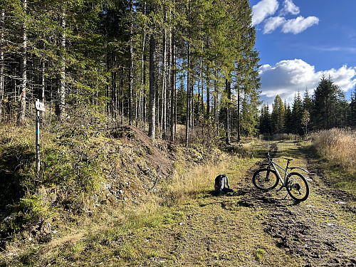 Jeg parkerte sykkelen i krysset like sør for Puta