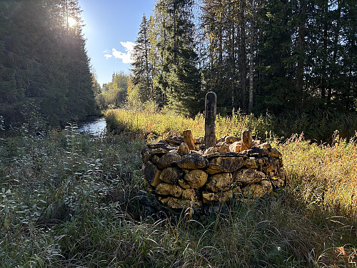 Riksrøys 69. Heldigvis var det en bru like ved langs Finnskogleden, ellers kunne det blitt vanskelig å besøke denne røysa