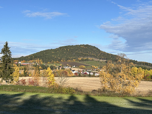 Sølvsberget sett fra hovedveien sør for toppen
