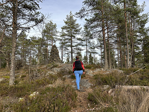 Cecilie er snart oppe på sørtoppen på Tonekollen