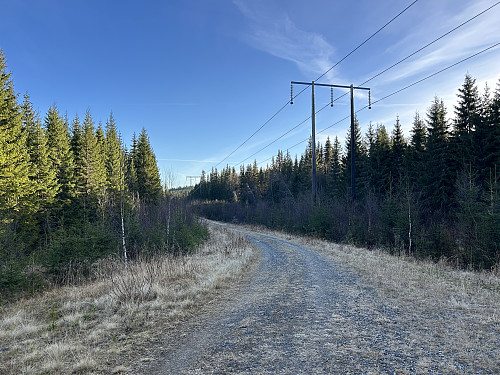 Her har jeg kommet opp den seigeste bakken til høyspenttraseen. I enden av sletta skal jeg til høyre inn en litt dårlig traktorvei frem til snuplassen.