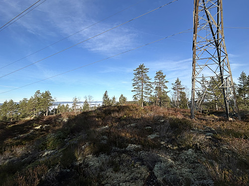 Sveltleinåsen ligger midt i høyspenttraseen