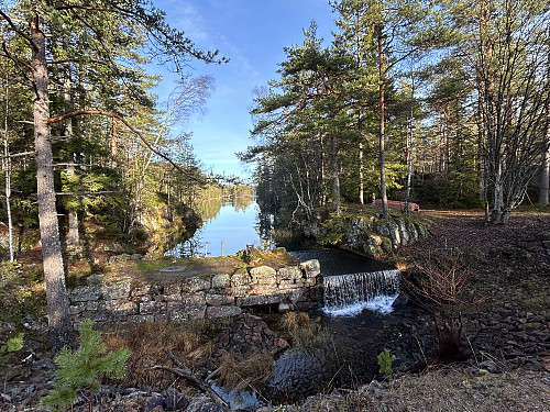 Fin liten demning i sørenden av Langevann