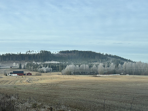 Hovelsåsberget sett fra veien på østsiden. Gapahuken ses på ryggen til venstre i bildet.